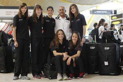 Las seis integrantes del equipo que representa a España en el Mundial de Malta, con su entrenador, en el aeropuerto de Barajas.