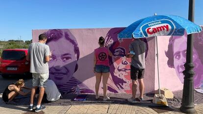 Varios miembros del colectivo Unlogic Crew y una artista valenciana pintando el fin de semana pasado una réplica del mural de Ciudad Lineal en Geldo (Castellón).