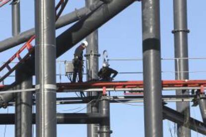 Demostración de cómo trabajar a 40 metros de altura sin riesgo realizada por FREMAP en la atracción Tarántula, en el Parque de Atracciones de Madrid. EFE/Archivo