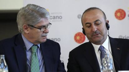 Alfonso Dastis conversa con Mevlut Cavusoglu, este jueves.