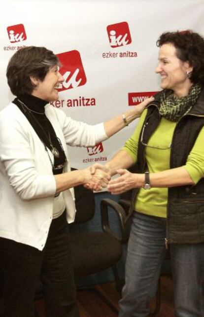 Laura Mintegi (izquierda) e Isabel Salud, antes de la reunión que han mantenido en Bilbao.