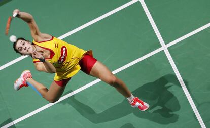  La española Carolina Marín se enfrenta a la japonesa Nozomi Okuhara en un partido de individuales femenino de las Finales Superseries de bádminton en Dubái (Emiratos Árabes Unidos).