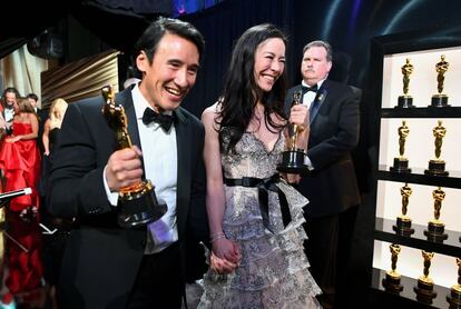 Elizabeth Chai Vasarhelyi y Jimmy Chin recogen el Oscar por mejor documental por 'Free solo'.