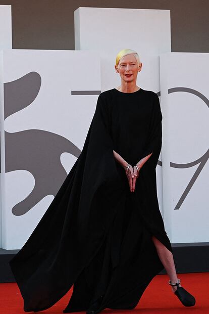 Tilda Swinton, con una túnica negra en la presentación de la película Saint Omer, dirigida por Alice Diop. La combinó con unos brazaletes metálicos a juego con las pulseras de sus zapatos.