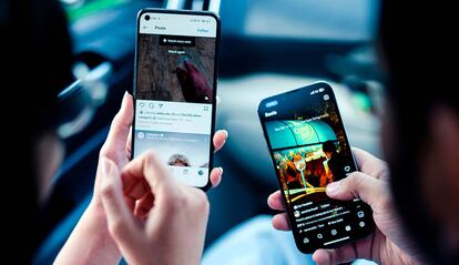 Teléfono iPhone de Apple al lado de un Android