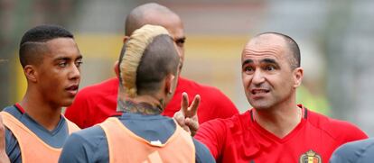 El español Roberto Martínez, seleccionador belga, da indicaciones a Nainggolan