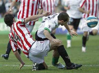 Luis Prieto y Munitis luchan por el balón.