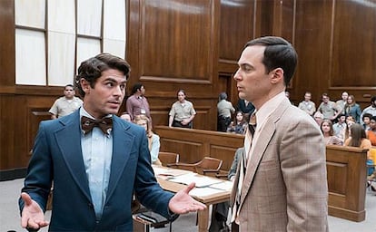 Zac Efron, a la izquierda, interpretando al asesino Ted Bundy en la película 'Extremely Wicked, Shockingly Evil and Vile'.
