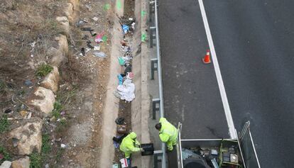 GRAF3590. TARRAGONA, 03/02/2018.- Dos personas han muerto y otra ha resultado herida grave cuando el turismo en el que viajaban se ha salido de la carretera T-11, en la rotonda del centro comercial Les Gavarres de Tarragona, y ha caído sobre la autovía A-7. En la imagen, los operarios en la zona donde ha caído el coche, marcada con conos. EFE/Jaume Sellart