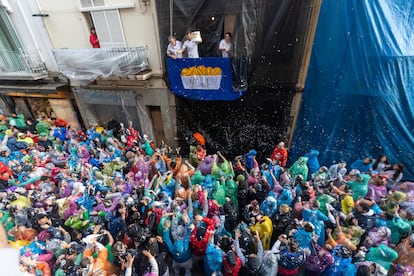 Momento de la 'merengada' frente a la Pastisseria Blanch.