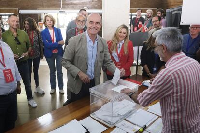 El candidato socialista a la reelección de la Alcaldía de Sevilla, Antonio Muñoz, ejerce su derecho al voto en Sevilla. 