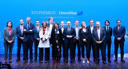 De izquierda a derecha: María Luisa Martínez, directora de Comunicación y Relaciones Institucionales de CaixaBank; Javier Escribano, CEO de Escribano Mechanical & Engineering; Pablo Hernández de Cos, gobernador del Banco de España; Ángel Escribano, presidente de Escribano Mechanical & Engeneering; Pilar Gil, vicepresidenta del Grupo PRISA; Damián Rodríguez Verloop, responsable de Desarrollo de Negocio de Soluciones Medioambientales de Securitas Seguridad España; María Jesús Montero, vicepresidenta cuarta y ministra de Hacienda y Función Pública;  Rafael González del Rio, responsable de Soluciones IoT de Securitas Seguridad España; Carlos Nuñez, presidente ejecutivo de PRISA Media; Ángel Sánchez, socio y director de Linkerdrive; Amanda Mars, directora de CincoDías y subdirectora de Información Económica de EL PAÍS; Benoist Ollivier, Chief Technology and Innovation Office en Ferroglobe;  Víctor Asensi, subdirector de DPAM para España y Latam y Marcos Fraga, director de Comunicación y Marca de Repsol