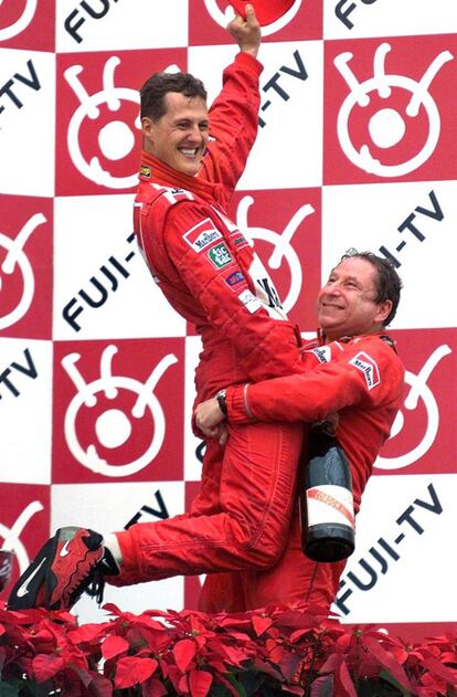 Automovilismo. Gran Premio de Japón de Fórmula 1, corrido en Suzuka. En la imagen, Michale Schumacher, es izado en brazos por el director del equipo de Ferrari Jean Todt (derecha), tras ganar la carrera y proclamarse campeón del mundo, él y la marca Ferrari.  
 German Ferrari driver Michael Schumacher, left, gets a lift by his team manager Jean Todt during awarding ceremony after the Japanese Grand Prix at the Suzuka Circuit Sunday, Oct. 8, 2000. Schumacher's victory at Suzuka also awarded him the world Formula One driving title, the first for Ferrari in 21 years. (AP Photo/Shizuo Kambayashi)