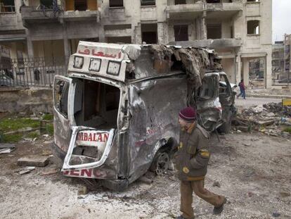 Un sirio pasa ante una ambulancia destruida en Alepo.