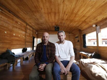 El autor, Fernando Rubio (izquierda), y el actor que protagoniza la 'performance', Juan Loriente, en el interior del habitáculo.