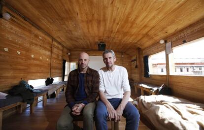 El autor, Fernando Rubio (izquierda), y el actor que protagoniza la 'performance', Juan Loriente, en el interior del habitáculo.