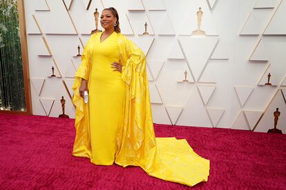 Queen Latifah, de Pamella Roland y bolso de Roger Vivier.