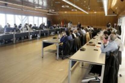 Representantes de los sindicatos y de la dirección de Iberia durante la reunión de esta mañana en la Universidad Autónoma de Madrid para aceptar o rechazar la propuesta de mediación.
