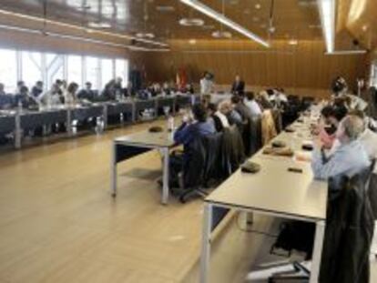 Representantes de los sindicatos y de la direcci&oacute;n de Iberia durante la reuni&oacute;n de esta ma&ntilde;ana en la Universidad Aut&oacute;noma de Madrid para aceptar o rechazar la propuesta de mediaci&oacute;n.