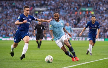 Azpilicueta pugna con Sterling en la final de la Carabao Cup de 2019.
