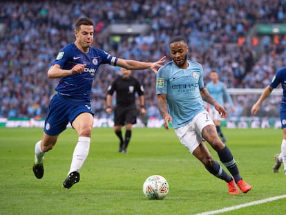 Azpilicueta pugna con Sterling en la final de la Carabao Cup de 2019.