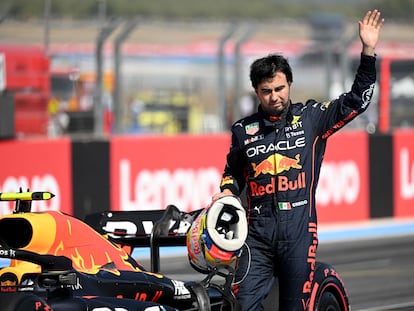 Sergio 'Checo' Pérez saluda a los aficionados durante una carrera de la temporada pasada de Fórmula 1.