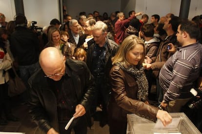 Colas en un colegio electoral de Terrassa en la mañana de ayer.