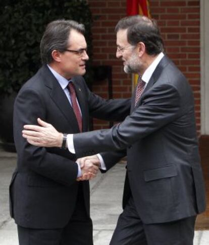 Artur Mas, presidente de la Generalitat, y Mariano Rajoy, presidente del Gobierno, se saludan en las puertas de La Moncloa en su primera entrevista el pasado mes de febrero.