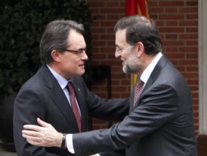 Artur Mas, presidente de la Generalitat, y Mariano Rajoy, presidente del Gobierno, se saludan en las puertas de La Moncloa en su primera entrevista el pasado mes de febrero.