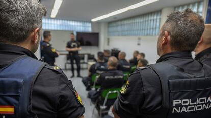 Policías Nacionales en una reunión en la provincia de Málaga, en una imagen de archivo.