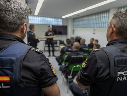 Policías Nacionales en una reunión en la provincia de Málaga, en una imagen de archivo.