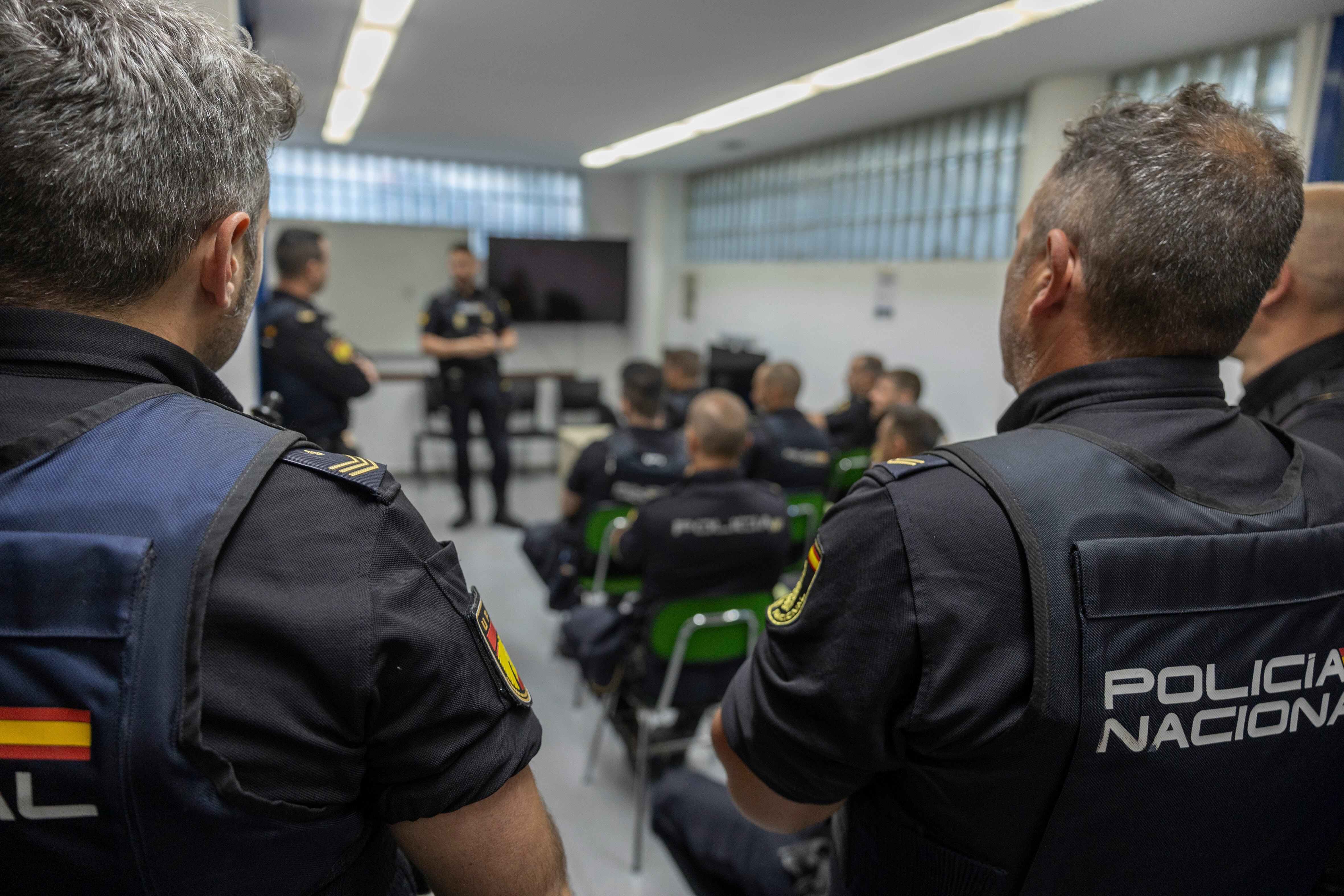 Reunión de la Unidad de Prevención y Reacción de la Policía Nacional antes de un operativo en Marbella el 16 de mayo.