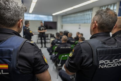 Policías Nacionales en una reunión en la provincia de Málaga, en una imagen de archivo.