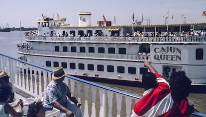 O navio turístico 'Cajun Queen' parte do cais de Nova Orleans. No início do século XX, esses barcos a remo, que tiveram tanto sucesso na navegação fluvial, foram substituídos por hélices submersas. O 'Cajun Queen' foi construída em 1987 como uma réplica desses navios para servir como atração turística.