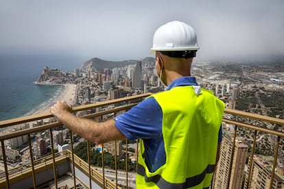 La planta 47 es la más elevada y se destina enteramente a zonas comunes. Una gran terraza acogerá una coctelería, rodeada por camas balinesas y cuatro jacuzzis. Los gestores del edificio creen que en fechas señaladas, como la noche de San Juan, será necesario reservar para acceder a sus vistas. En temporada alta se calcula que en el edificio residirán unas 800 personas.