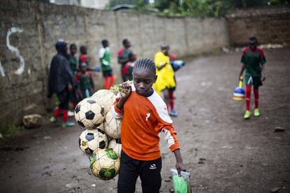 A goleira da equipe sub-12 feminina da Academia Acakoro carrega todas as bolas de futebol após um treino no bairro Kariobangi, Nairóbi, em 22 de fevereiro de 2021. Naquele mês, elas puderam retomar os treinos após março de 2020, quando todas as atividades esportivas no Quênia foram suspensas devido ao novo coronavírus. Durante todo esse tempo, as jogadoras treinaram sozinhas em suas casas, o que algumas definiram como chato e desmotivador.