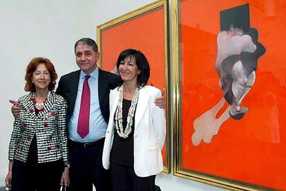 Rocco Buttiglione, entre María de Corral (izquierda) y Rosa Martínez, en la sala dedicada a Francis Bacon.