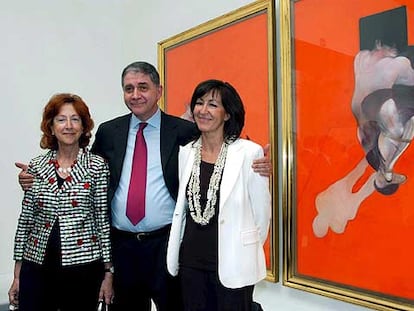 Rocco Buttiglione, entre María de Corral (izquierda) y Rosa Martínez, en la sala dedicada a Francis Bacon.
