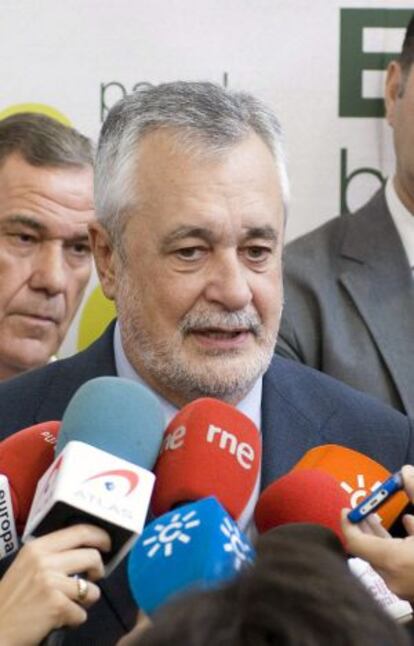 Griñán, durante la visita de ayer a Écija.