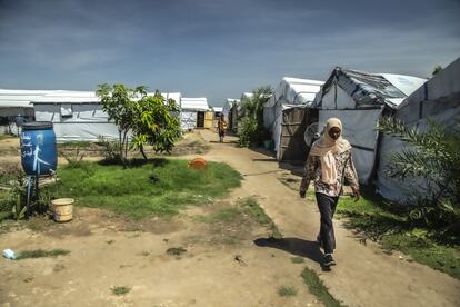 A pesar del proceso de paz en Sudán del Sur, no ha habido una disminución significativa en el número de refugiados en el Nilo Blanco. Muchos dicen que esperan regresar a casa y retomar una vida normal, pero prefieren quedarse en Sudán hasta que la situación se calme. En la imagen, una mujer camina a través del campo de refugiados de Al Kashafa. 