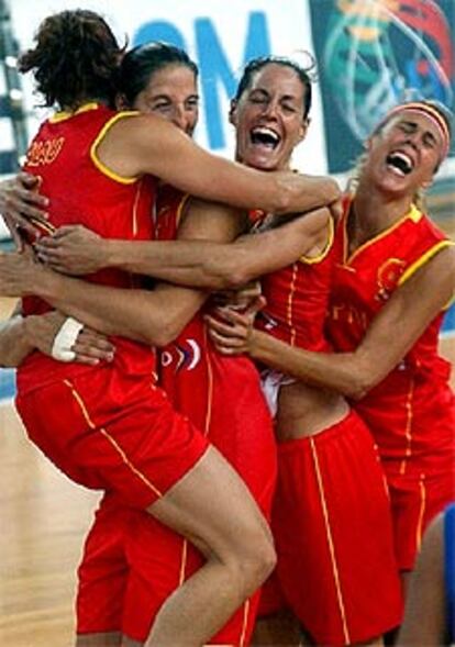 Laia Palau, Elisabeth Cebrián, Ingrid Pons y Amaya Valdemoro se funden en un abrazo triunfal.