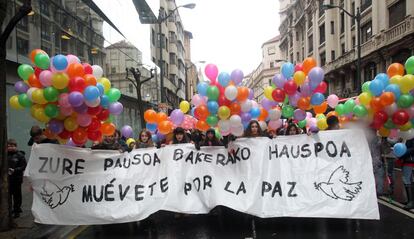 Cientos de personas participan en la marcha por la paz en Bilbao.