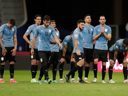 Los futbolistas de Uruguay tras el partido contra Colombia.