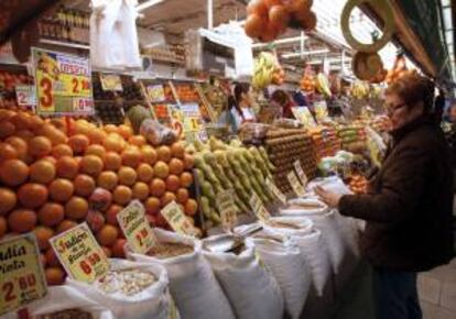 Una mujer compra en un mercado madrileño. EFE/Archivo