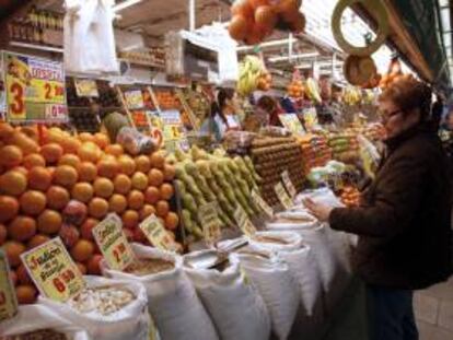 Una mujer compra en un mercado madrileño. EFE/Archivo