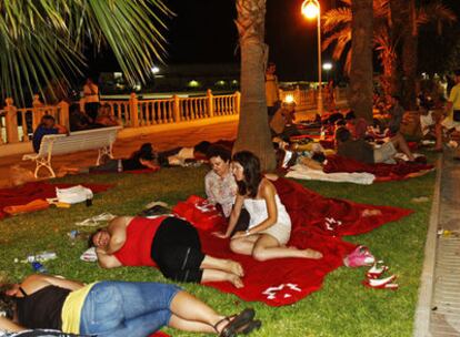 Vecinos de Mojacar desalojados por el fuego duermen en un parque frente al centro cultural de Garrucha.