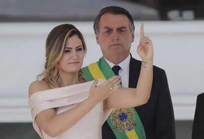 La nueva primera dama de Brasil, Michelle Bolsonaro, da un discurso en lengua de signos previo al de su marido, el nuevo presidente de Brasil, Jair Bolsonaro.