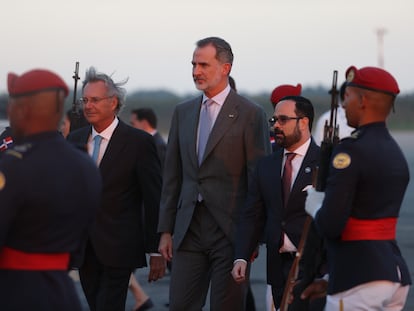 El Rey Felipe VI, en el centro de la imagen, a su llegada el jueves al aeropuerto de Santo Domingo para participar en la Cumbre Iberoamericana.