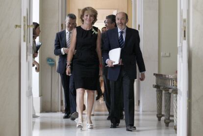 Alfredo Pérez Rubalcaba y Esperanza Aguirre, durante el encuentro que mantuvieron en julio de 2009 para firmar tres convenios de seguridad para Madrid.