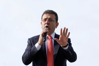 Ekrem Imamogu addresses his supporters in Istanbul after giving a statement before a judge on January 31.